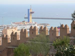 El puerto de Almería, inaugurado en 1908, desde la Alcazaba