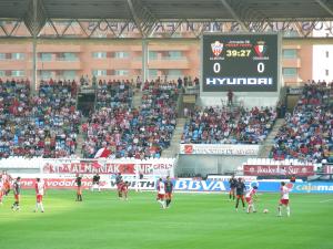 El Estadio de los Juegos Mediterráneos con capacidad para 22 000 espectadores, presenciando el Partido de la Primera División de España 2007/08 entre la U.D. Almería y el Club Atlético Osasuna