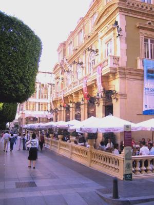 El teatro Cervantes, en el paseo de Almería, es una muestra de la arquitectura burguesa de finales del siglo XIX 