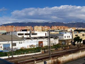 Polígono industrial de Almería junto a la vía férrea. Al fondo sierra Alhamilla con nieve en sus cumbres