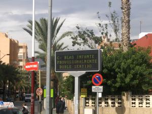 Panel de información en directo sobre el tráfico en una calle de Almería