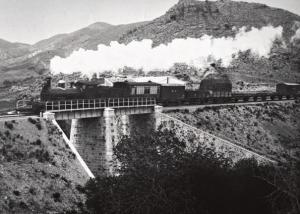 Tren de la línea Lorca Baza a su paso por la rambla del Parador de Jata (1908) Fotografía del ingeniero Gustavo Gillman