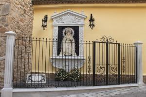 El día 5 de julio de 2014 se produjo la inauguración de este monumento, el mismo día del nombramiento como Alcaldesa Perpetua y Honorífica de la Villa de Macael a la Virgen del Rosario, Patrona del municipio.