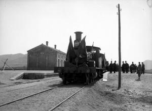 Tren inaugural en la estación de Pulpí, el 24 de marzo de 1890. Fotografía de Gustavo Gillman.