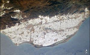 Vista satélite de los invernaderos del Poniente Almeriense, con Roquetas a la derecha