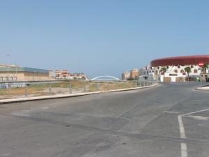 Plaza de toros y puente de Roquetas al fondo
