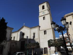 Iglesia Parroquial de Santa María. Fachada principal y torre-campanario.