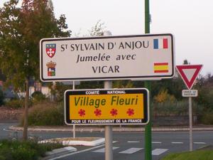 Panel indicativo del hermanamiento, en Saint-Sylvain-d'Anjou