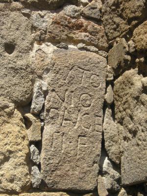Inscripción dedicada a «G. Antonius Daugeti filius» empotrada en la muralla, junto a la Puerta del Alcázar