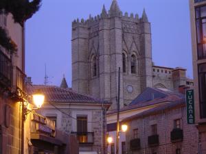 Detalle de la catedral al anochecer, desde la calle Tomás Luis de Victoria
