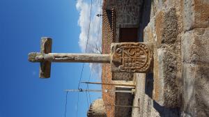 Cruz de piedra y escudo