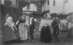 Bailes tradicionales de la localidad con los guisanderos vestidos de serranos en la primera mitad del siglo XX