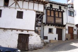 1) Cabeza del Covacho, a cuyos pies se halla Guisando; 2) Arquitectura vernácula; 3) Vista general de la localidad