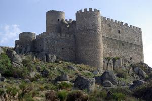 El castillo de Aunqueospese se encuentra dentro del término municipal.