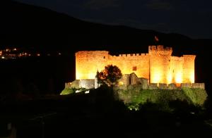 Vista nocturna del castillo de Mombeltrán.