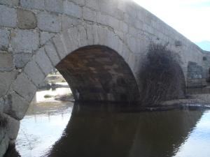 Puente de los Cobos sobre el río Adaja en el Valle de Amblés