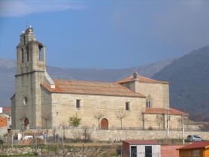 Iglesia de San Pedro Apóstol con la Sierra de la Paramera al fondo.