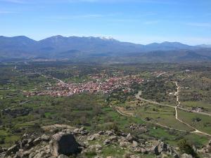 Vista de Navalmoral de la Sierra desde la Sierra de la Paramera con la Sierra de Gredos al fondo