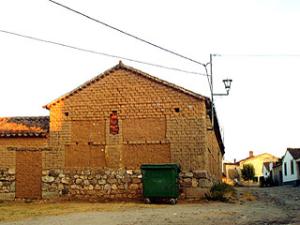 Casa típica de Pozanco construida en adobe.