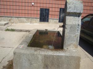Fuente con bebedero para vacas y caballerías en Puerto Castilla
