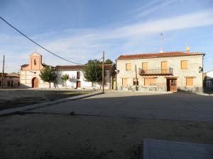  Ermita y casa parroquial, junto a la antigua farmacia en San Pedro del Arroyo
   