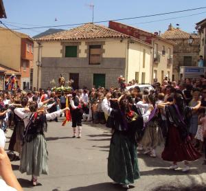 Alabarderas bailando a San Roque en procesión (16 de agosto).