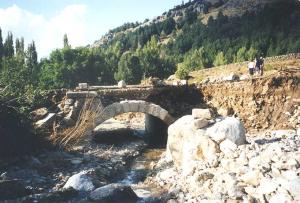 El puente del río de la Gargantilla tras la riada del 01/09/1999.