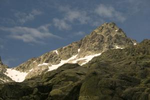 El Almanzor, el pico más alto del Sistema Central, se encuentra en el límite entre los municipios de Zapardiel de la Ribera y Candeleda.