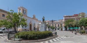 Conjunto histórico monumental de la emblemática plaza de Cervantes, con la iglesia de San Andrés y la estatua de Zurbarán