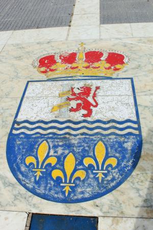 Mosaico del escudo de Entrín Bajo.