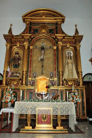 Retablo y altar mayor de iglesia parroquial.