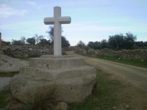 Enclavado a las afueras de la población marca el camino a la ermita de Santiago de Candalija