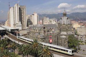 Desde arriba y de izquierda a derecha: Palacio de la Cultura, centro de Medellín, Parque de Los Deseos, Jardín botánico de Medellín, Pueblito Paisa, Edificio Carré y Parque Explora.