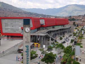 Desde arriba y de izquierda a derecha: Palacio de la Cultura, centro de Medellín, Parque de Los Deseos, Jardín botánico de Medellín, Pueblito Paisa, Edificio Carré y Parque Explora.