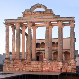De izquierda a derecha y de arriba abajo: el Teatro Romano, la Casa Consistorial, el templo de Diana, el puente Lusitania, el Museo Nacional de Arte Romano, la basílica de Santa Eulalia y el acueducto de los Milagros.