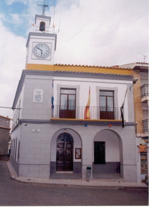 Fachada principal de la casa consistorial de Peñalsordo