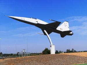 Caza de combate Northrop F-5 donado por la Base Aérea de Talavera la Real a la localidad.