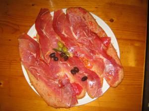 Plato típico de Mallorca, pa amb oli acompañado de jamón serrano.