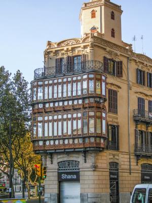 Edificio Triquet (Can Maneu)[127] obra del arquitecto Gaspar Bennazar 