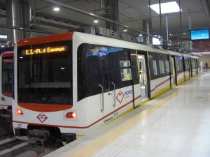 Tren de la línea 1 del Metro de Palma en la estación de Plaza España 