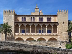 De izquierda a derecha y de arriba abajo: una panorámica de la ciudad, el castillo de Bellver, el Palacio Real de La Almudaina, la playa de Can Pere Antoni, la Plaza Mayor y la Catedral de Santa María de Palma de Mallorca.