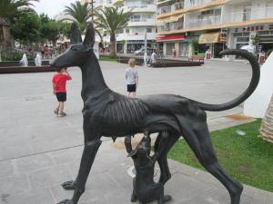 Una de las estatuas dedicadas a los Podenco Ibicencos