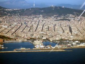 Vista aérea de la ciudad desde el mar Mediterráneo 
