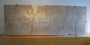 Estela romana de mármol datada hacia el 200-230 d. C. en la que se puede leer el nombre de la colonia de Barcino, origen de la ciudad. Museo de Historia de Barcelona 