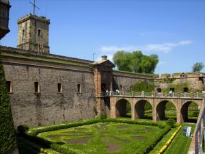 El castillo de Montjuic, el punto más meridional de la ciudad, en el que se efectuaron medidas para calcular la longitud del metro a partir de su definición geográfica