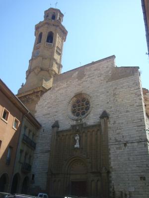 Fachada y campanario de la iglesia de San Jaime