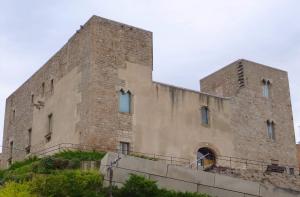 De izquierda a derecha y de arriba abajo: la Aparcería de Can Mercader, la Iglesia de Santa María, el Castillo de Cornellá, la Can Mercader y el Mercado de Cornellá.