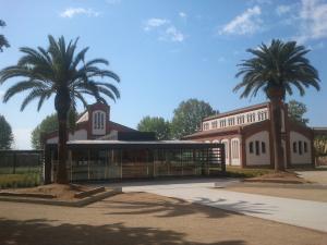Biblioteca Pública Antoni Comas, en los Jardines del Antiguo Matadero