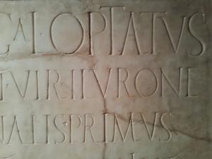 Lápida de Lucius Marcius Optatus con la inscripción relativa a Iluro
