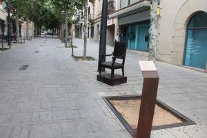 Escultura  La silla del alcalde  (2018) de Perecoll, dedicada al alcalde Josep Abril i Argemí (1869-1939)